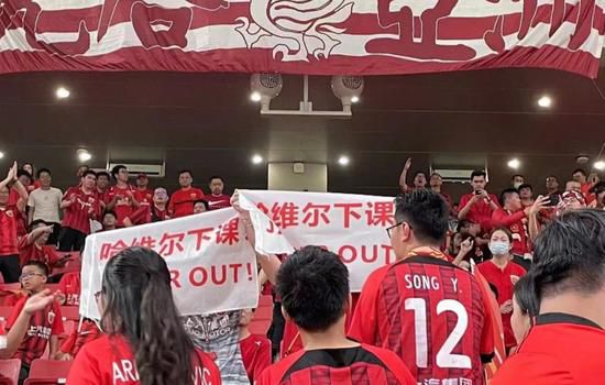 演员阵容更是大阵仗，金球奖和英国电影与电视艺术学院奖;双料影帝的休;格兰特、《007：幽灵党》本;威士肖和《唐顿庄园》休;博内威利等大牌明星联袂主演